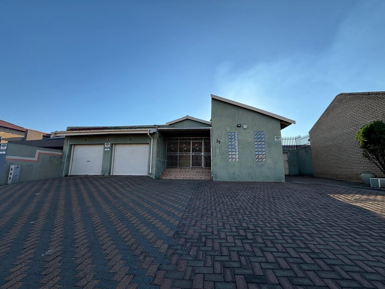 4 Bedroom House for sale in Azaadville P24114426914