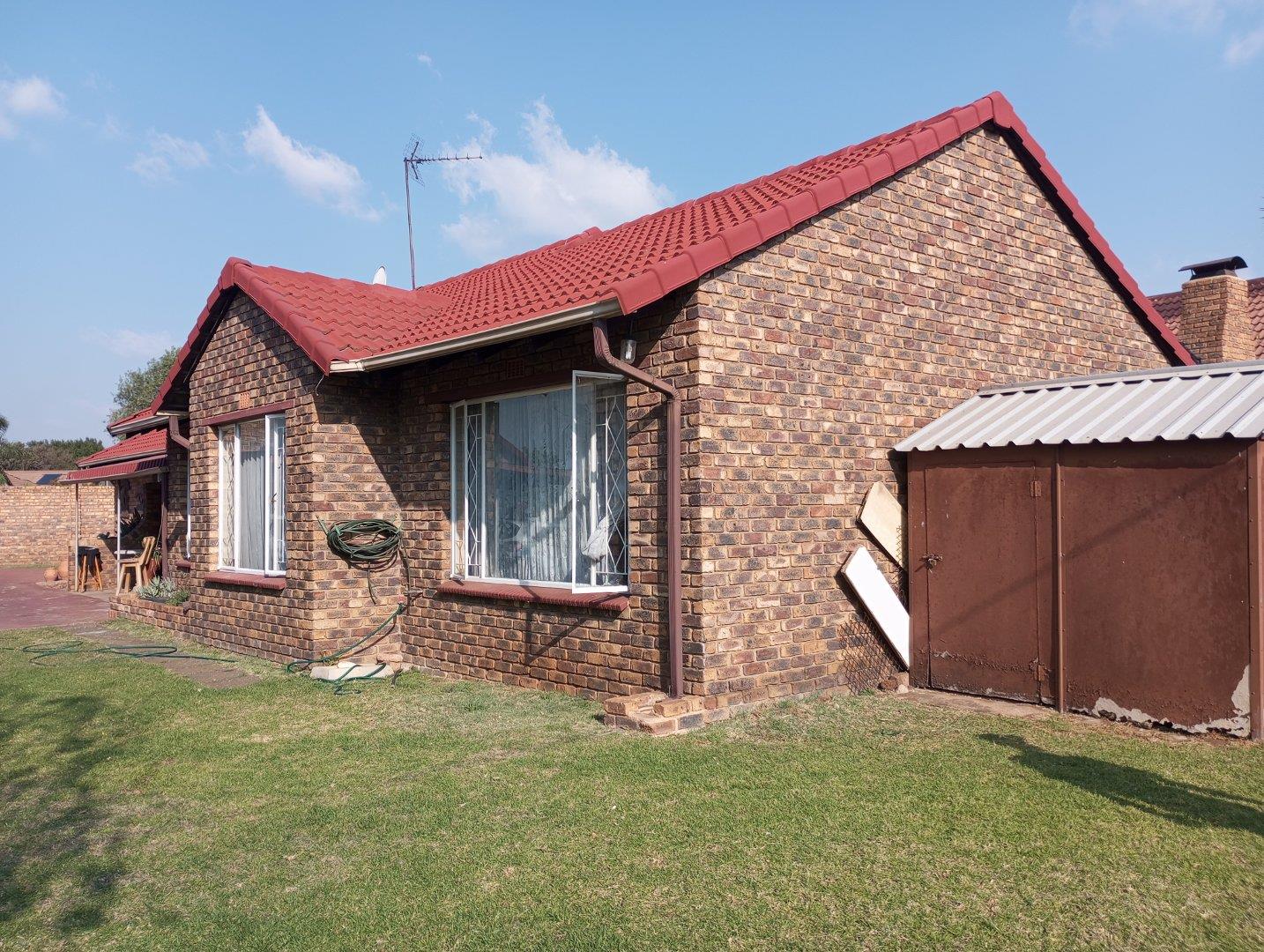 Bonaero Park Property Houses to rent in Bonaero Park