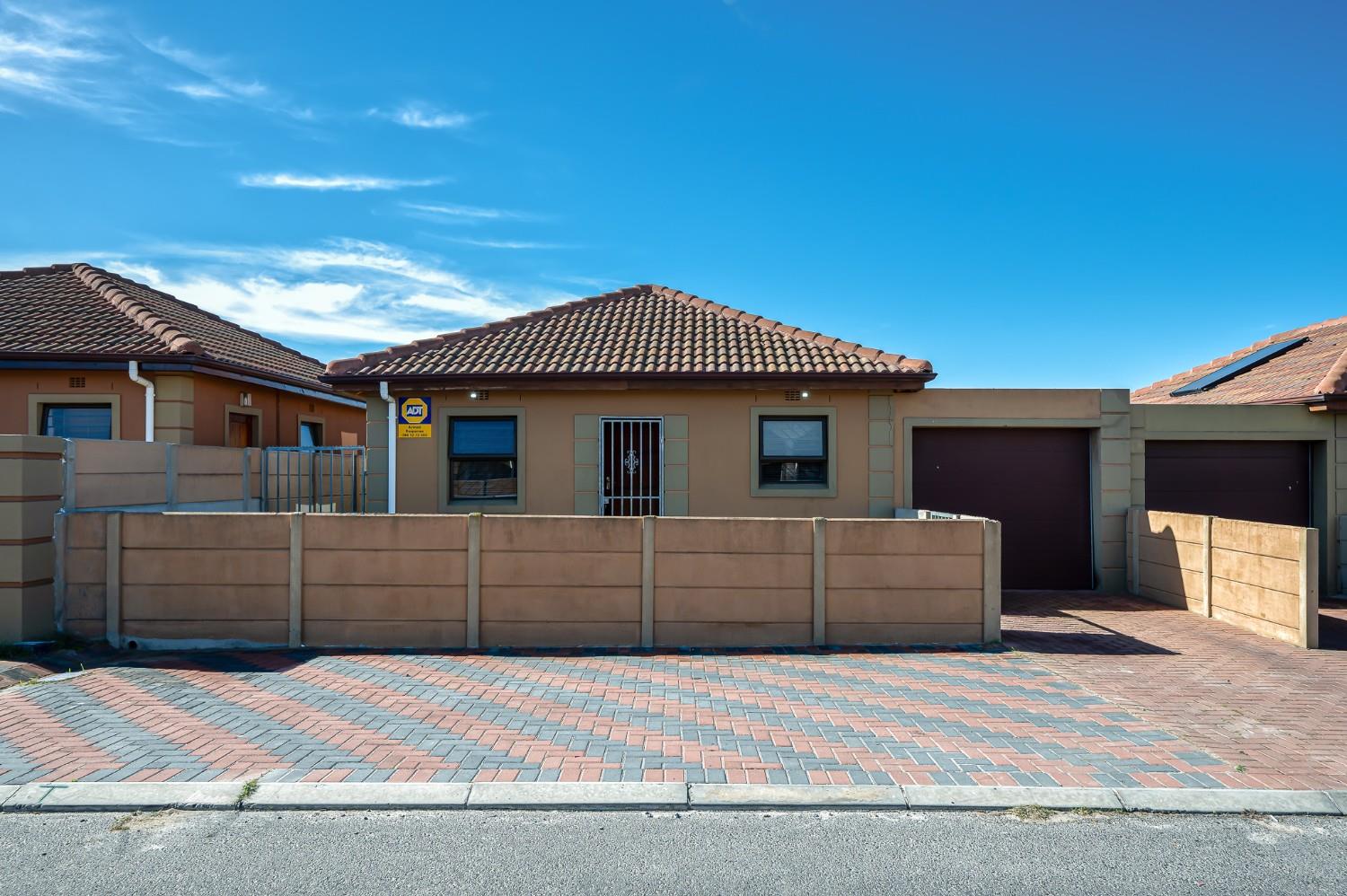 2 Bedroom House for sale in Hillcrest Heights P24114428108