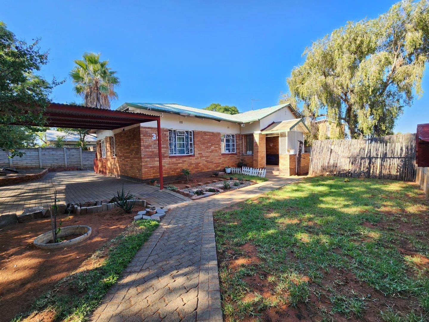 3 Bedroom House for sale in Beaconsfield P24114428294