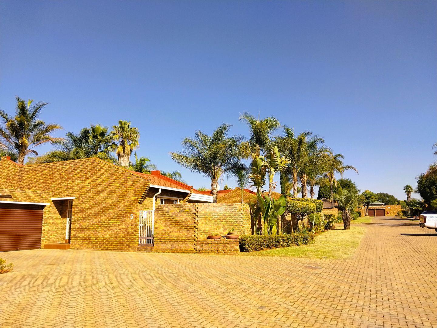 3 Bedroom Townhouse for sale in Glen Marais P24114432297