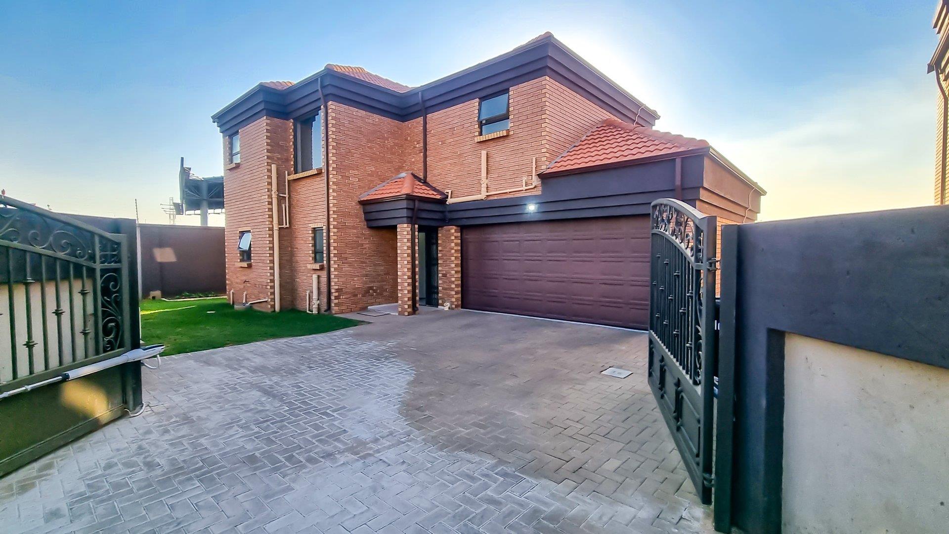 3 Bedroom House for sale in Norton Home Estate P24114433438