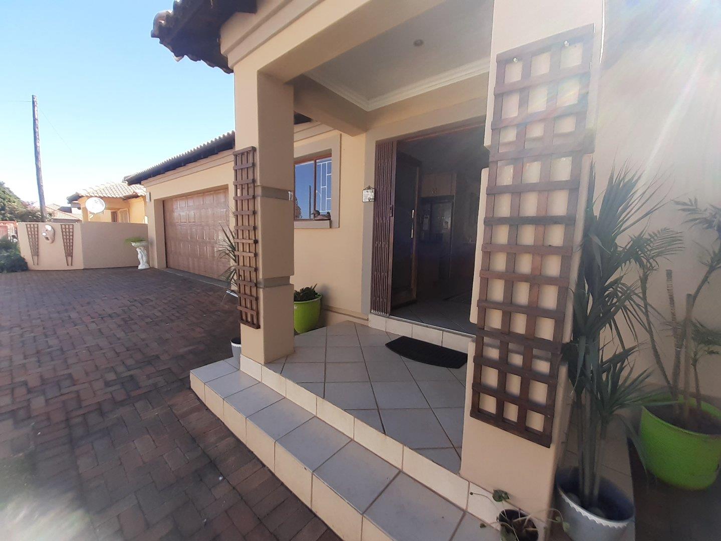 3 Bedroom House for sale in Bergsig P24114433577