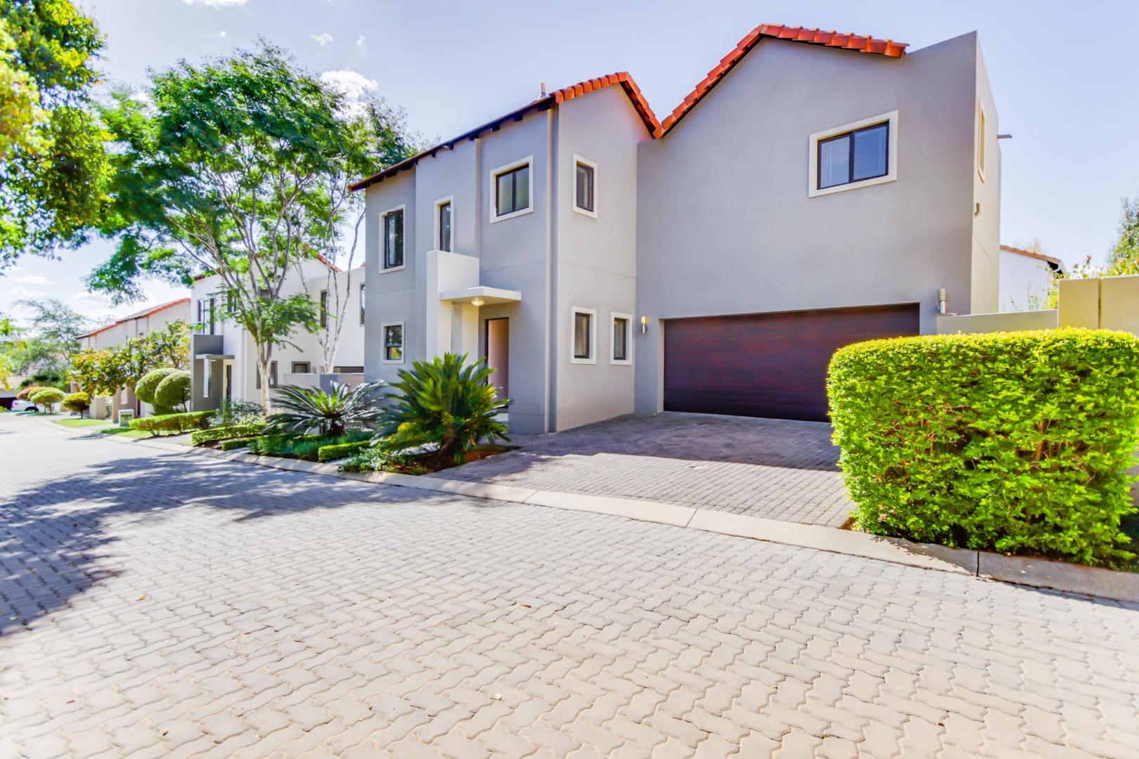 4 Bedroom House for sale in Broadacres P24114433721