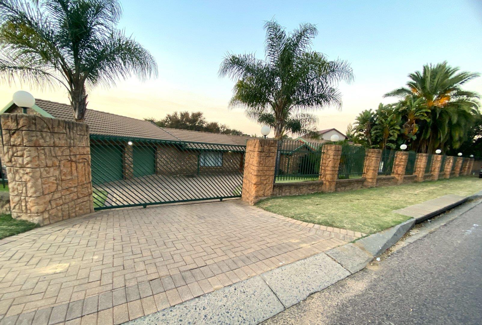 4 Bedroom House for sale in The Reeds P24114434152