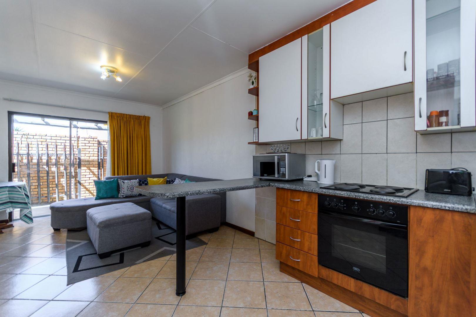 2 Bedroom Townhouse for sale in Honeypark P24114437798