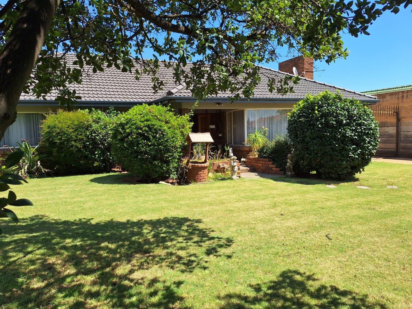 3 Bedroom House for sale in Robertsham P24114438451