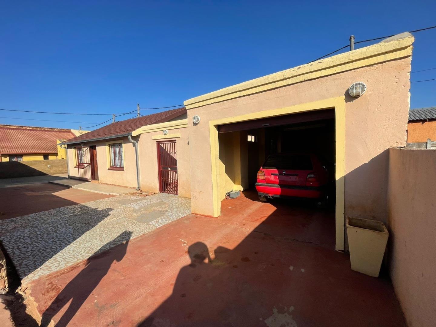 2 Bedroom House for sale in Mamelodi East P24114441824