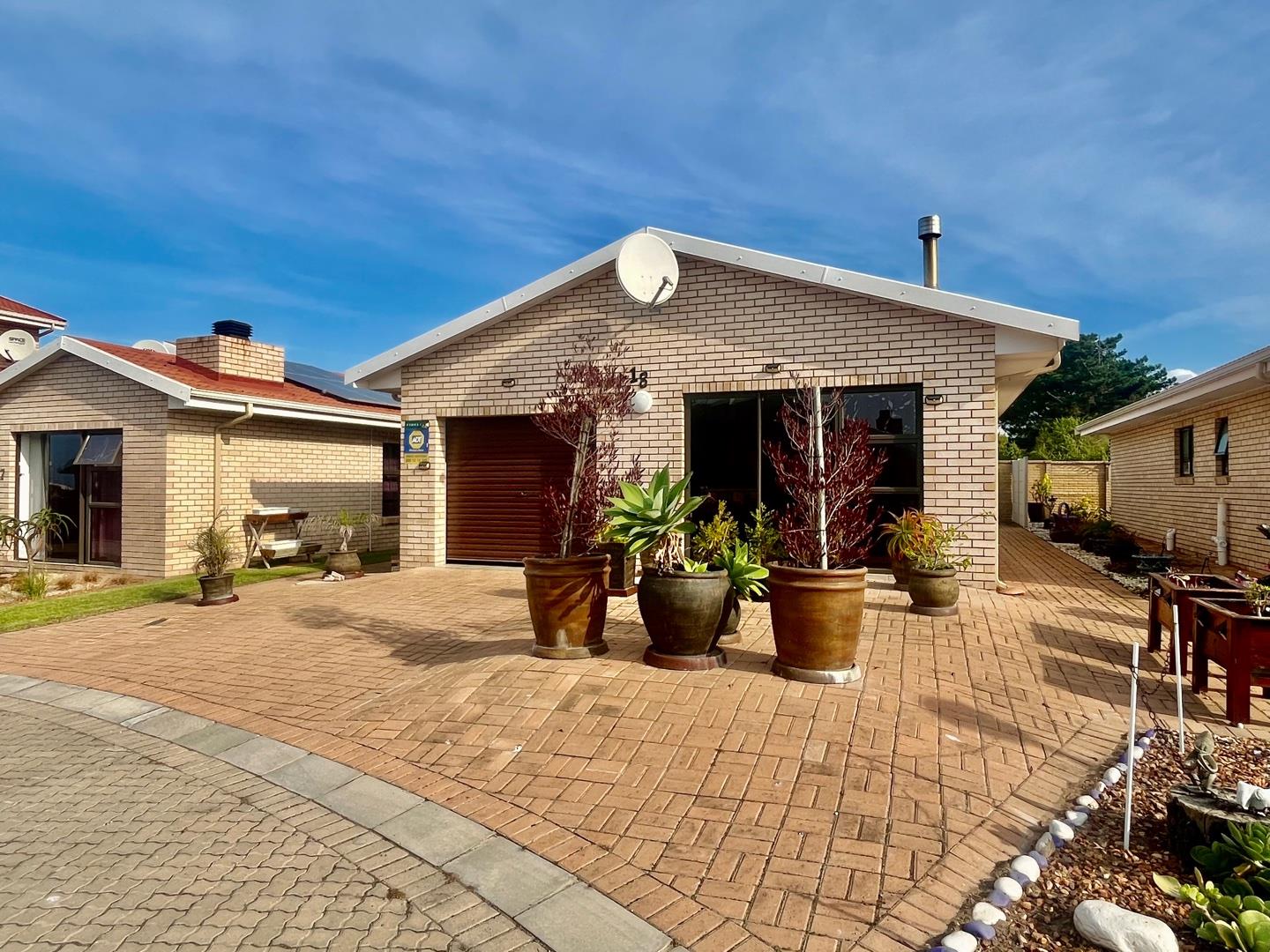 2 Bedroom Townhouse for sale in Tergniet P24114443487