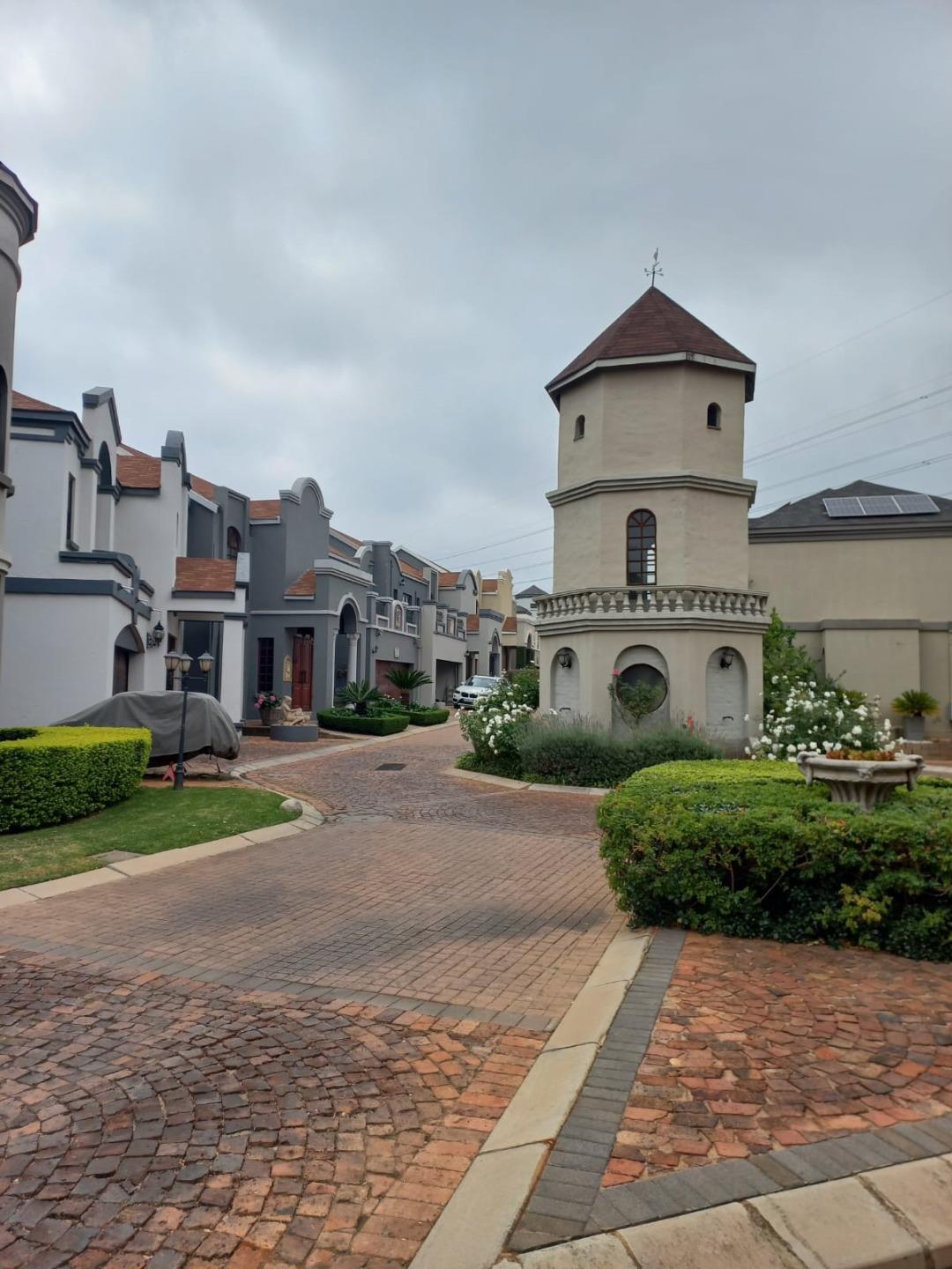 4 Bedroom Townhouse for sale in Woodhill Golf Estate 5 Ville Maria De