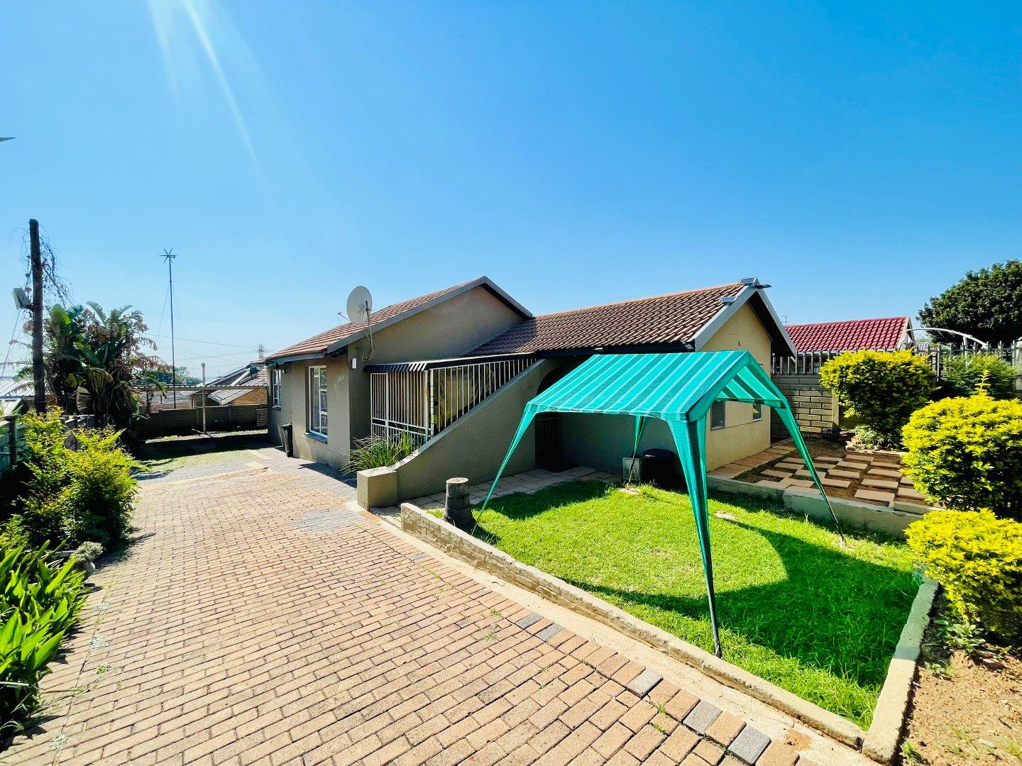 3 Bedroom House for sale in Tulisa Park P24114445080