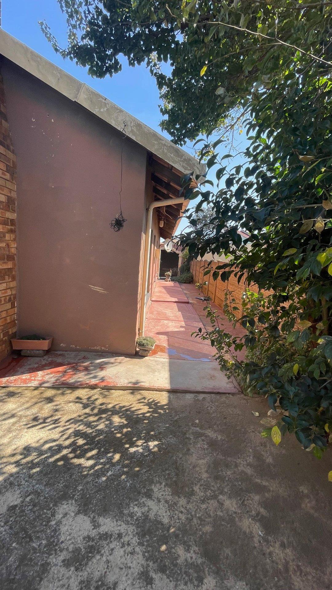 3 Bedroom House for sale in Meadowlands Meadowlands, Zone 9 P24