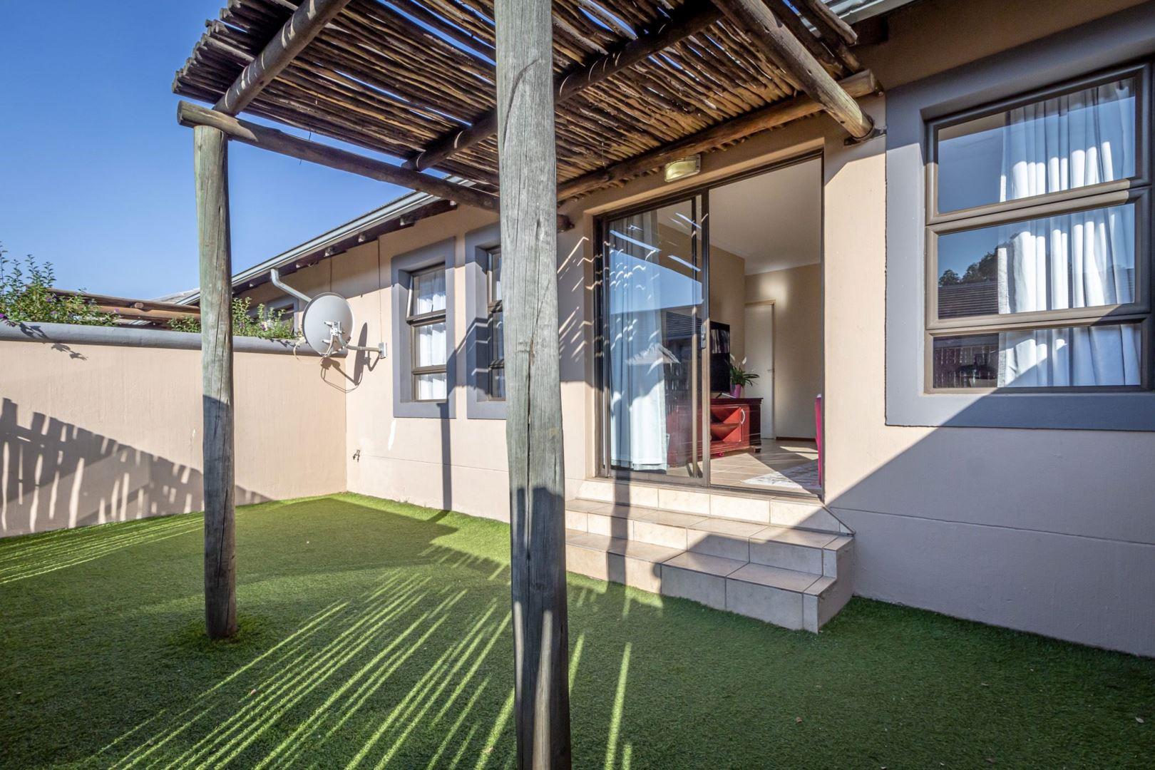 2 Bedroom Townhouse for sale in Chancliff Ridge 26 Kurkboom, Berg En