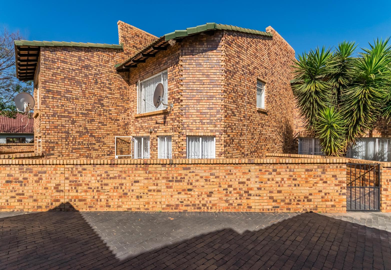 3 Bedroom Townhouse for sale in Horison 43 Andries Bruyn Street P24