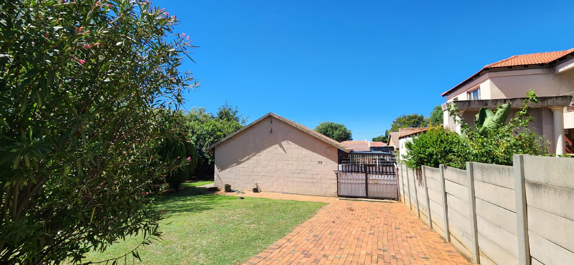 Moffat View Property Property and houses for sale in Moffat View