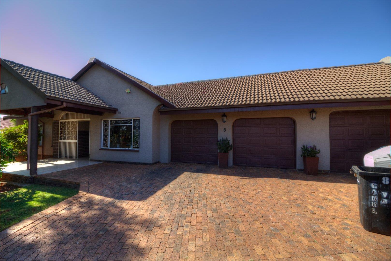 3 Bedroom House for sale in Edleen Coral Van Der Walt P24114449198