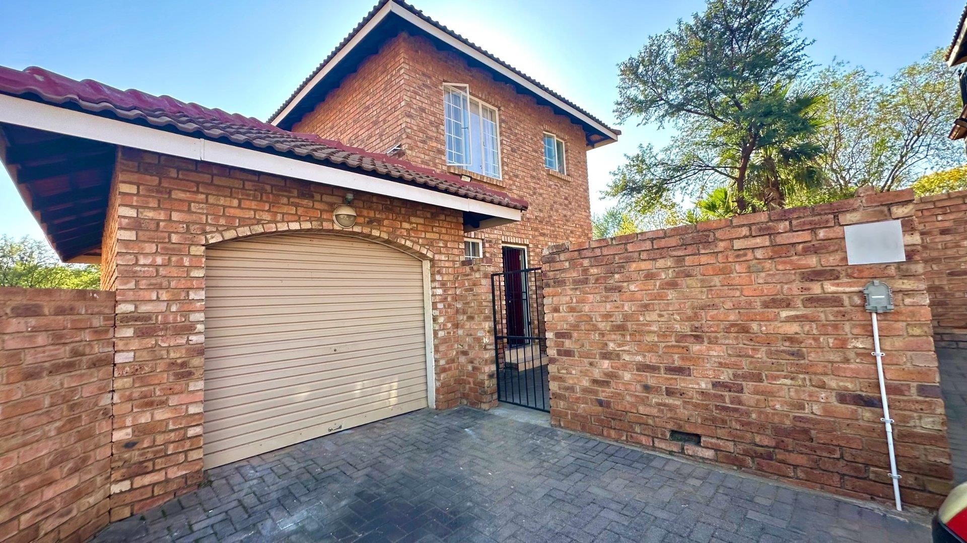 2 Bedroom Townhouse for sale in Halfway Gardens P24114449976