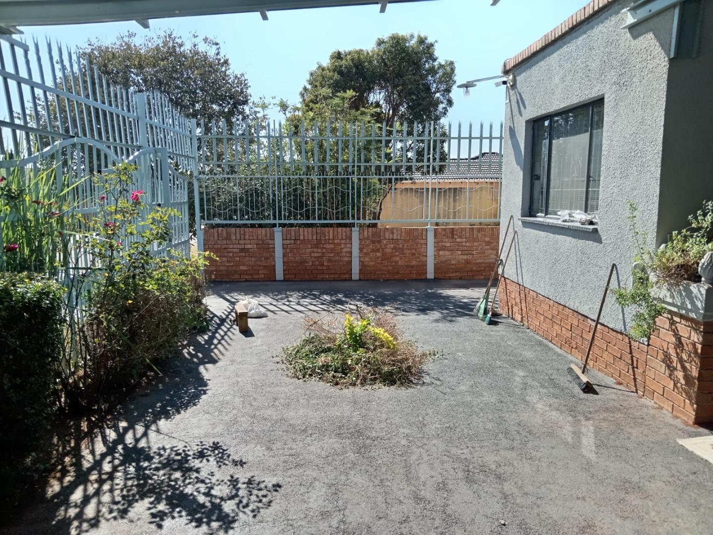 6 Bedroom House for sale in Zakariyya Park 719 Zakariyya Park P24