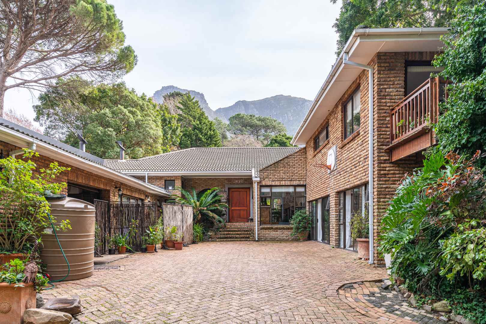 7 Bedroom House for sale in Hout Bay Central P24114451276