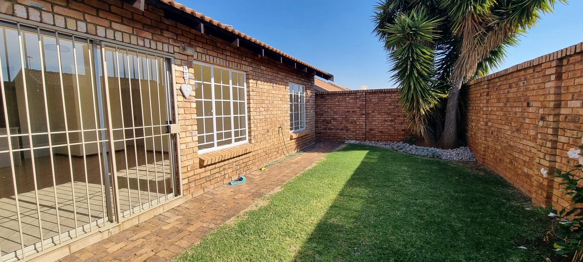 2 Bedroom Townhouse for sale in Pierre Van Ryneveld P24114434353