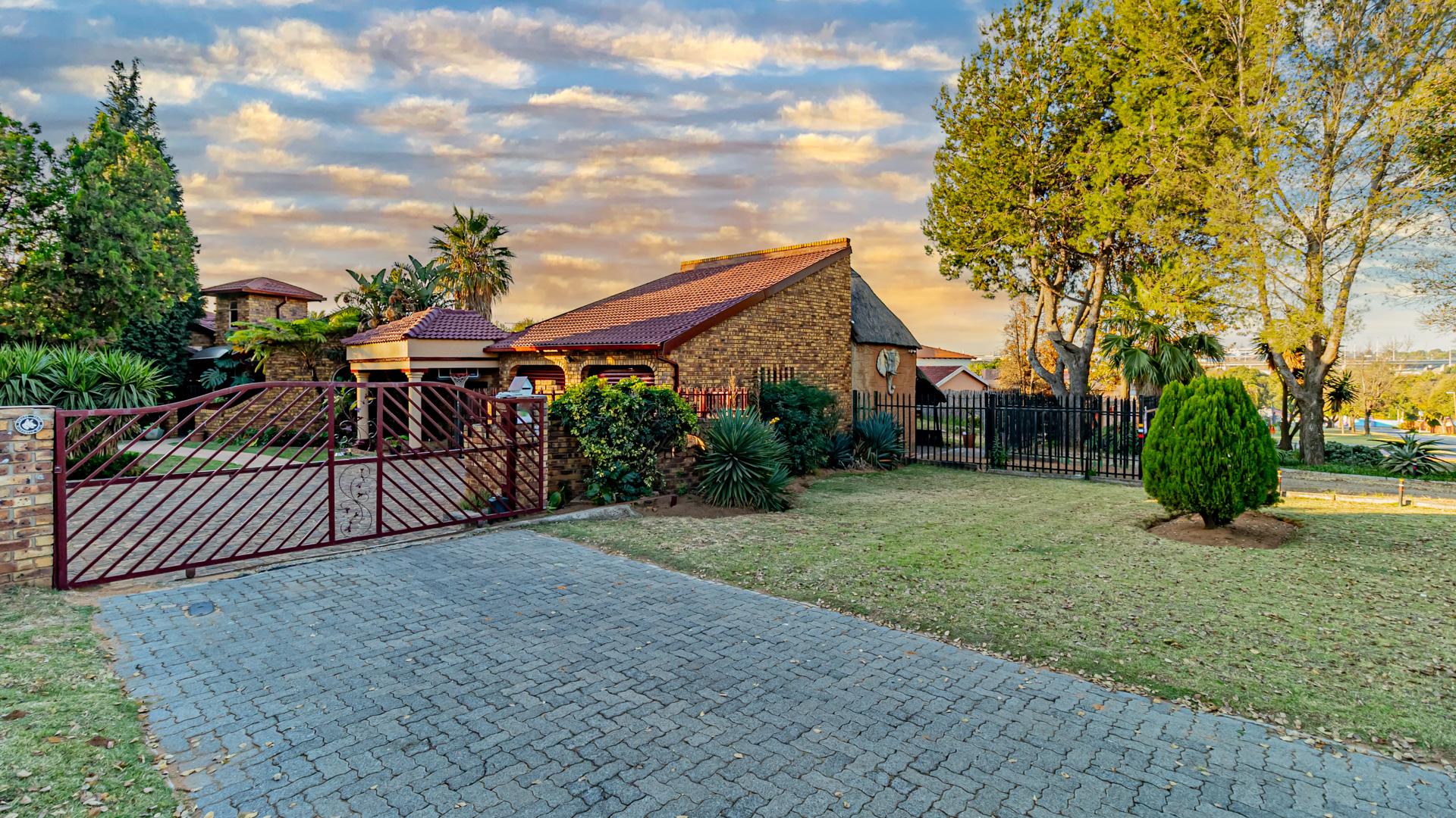 3 Bedroom House for sale in Elandspark P24114453205