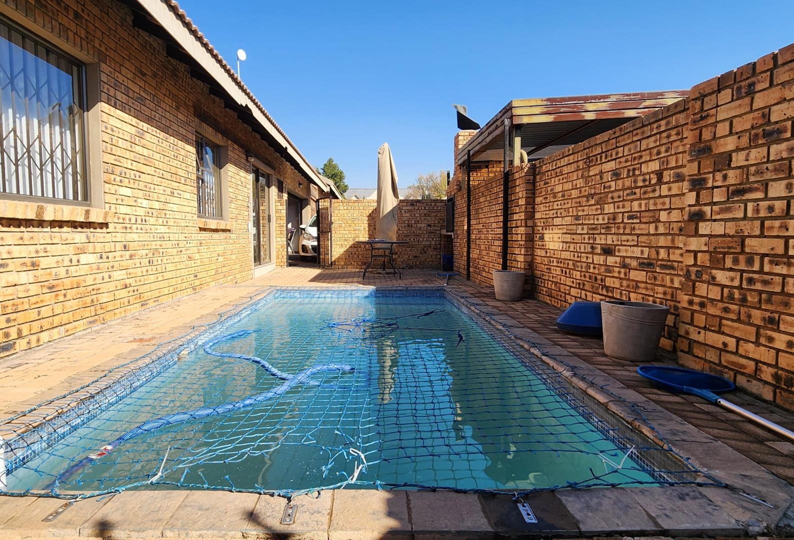 3 Bedroom Townhouse for sale in New Redruth P24114453788