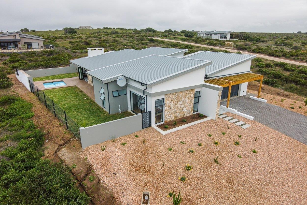 4 Bedroom House for sale in Stilbaai Wes 4695 Skulpiesbaai Lifestyle