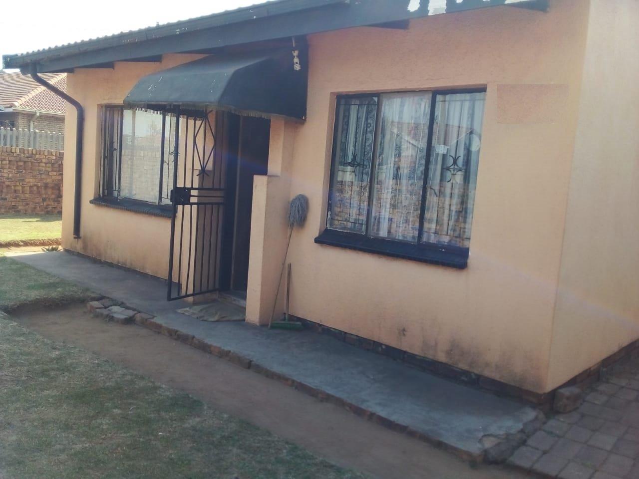 2 Bedroom House for sale in Kwaguqa P24114457466