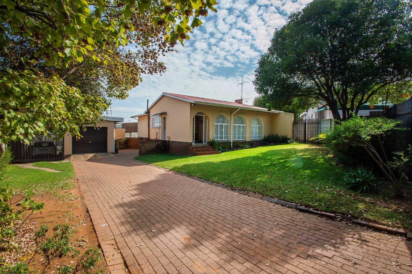 3 Bedroom House for sale in Roodepoort West P24114457505