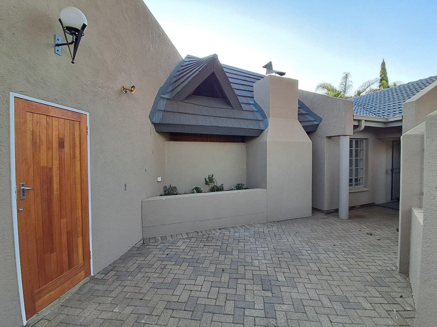 3 Bedroom House to rent in Hampton Court Hampton Court P24114459623