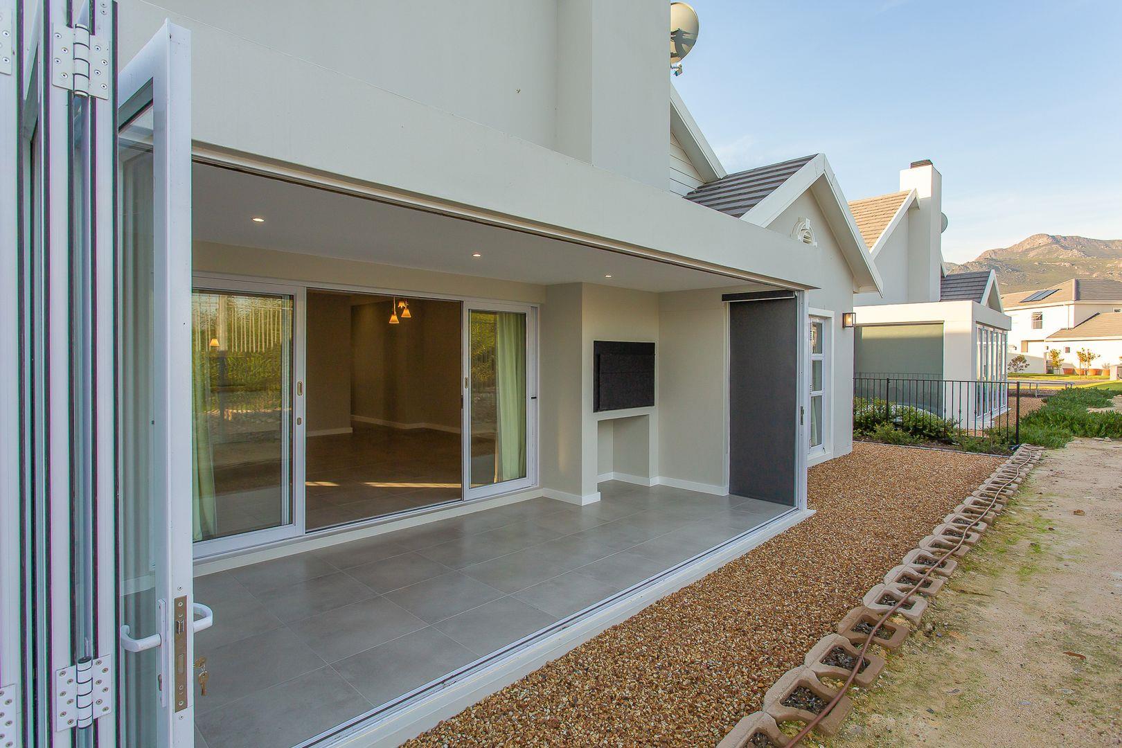 3 Bedroom House for sale in Val de Vie Estate P24114459678