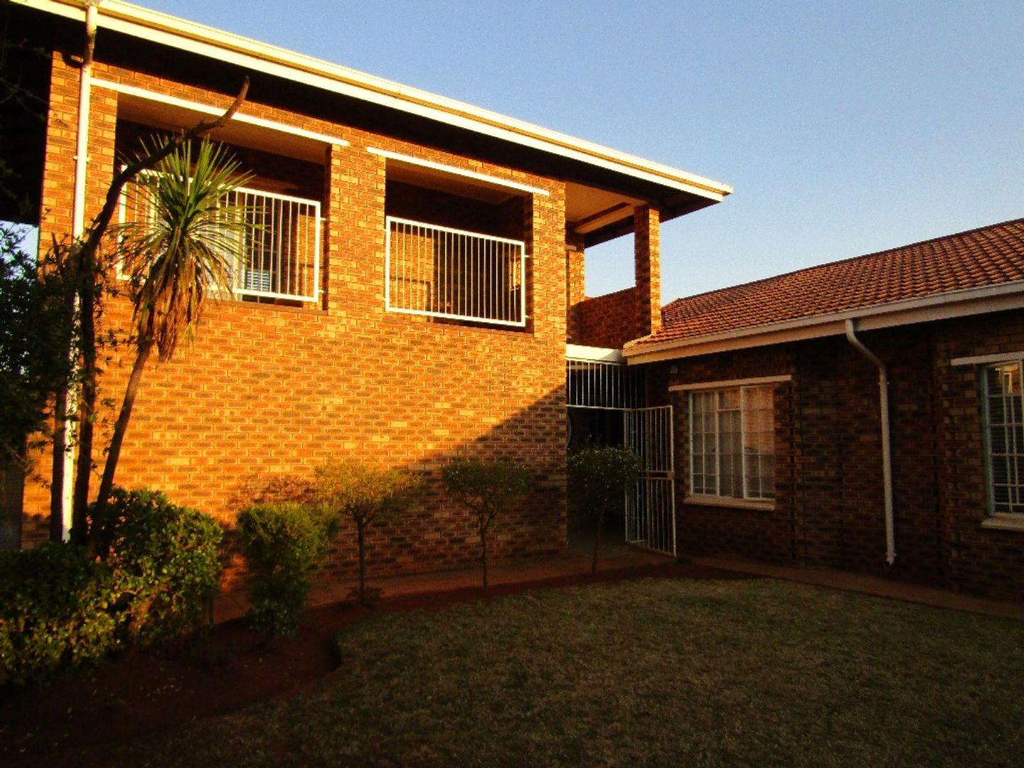 5 Bedroom House for sale in Oberholzer P24107913019