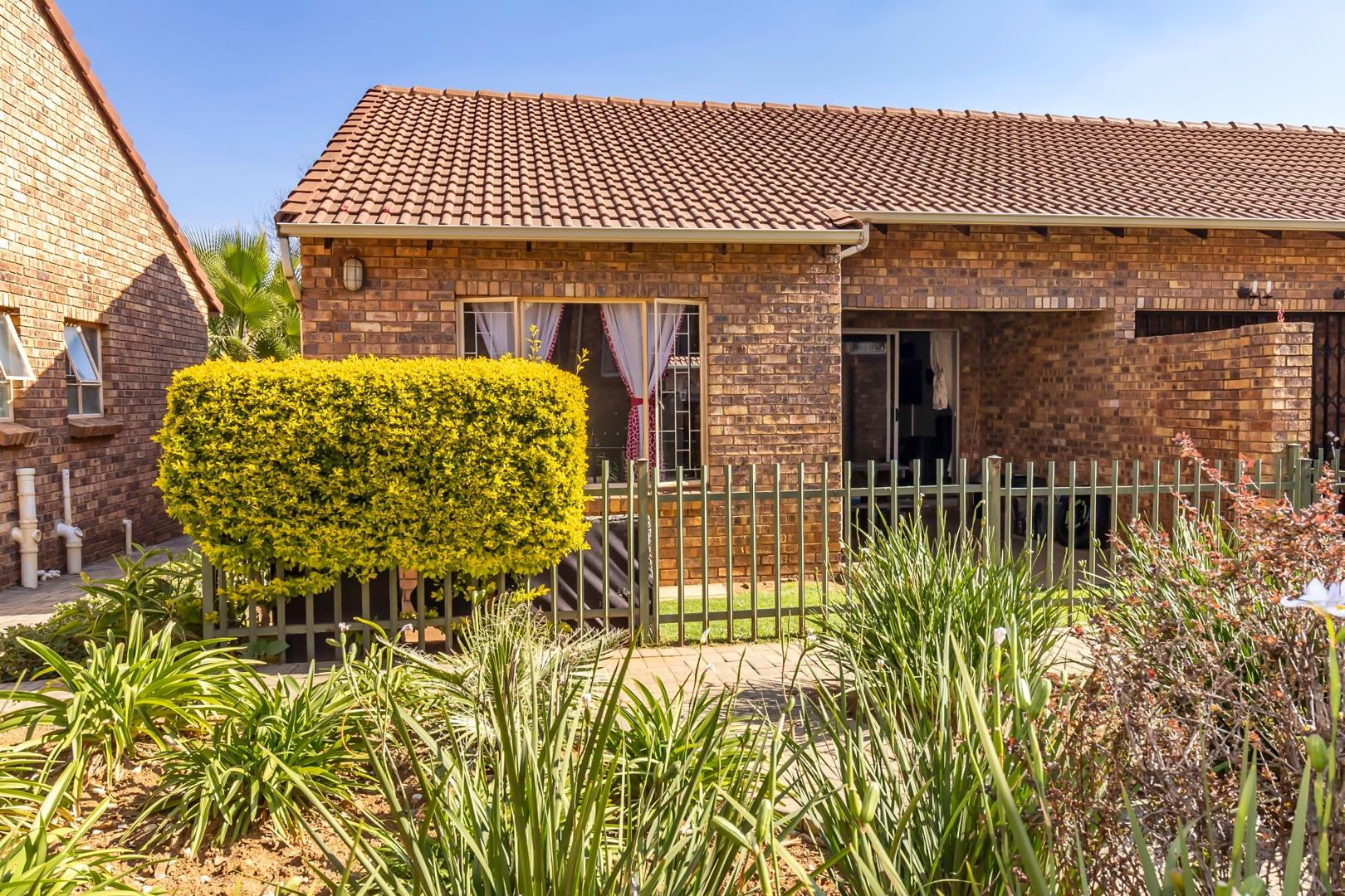 2 Bedroom Townhouse for sale in Allen's Nek P24114463297