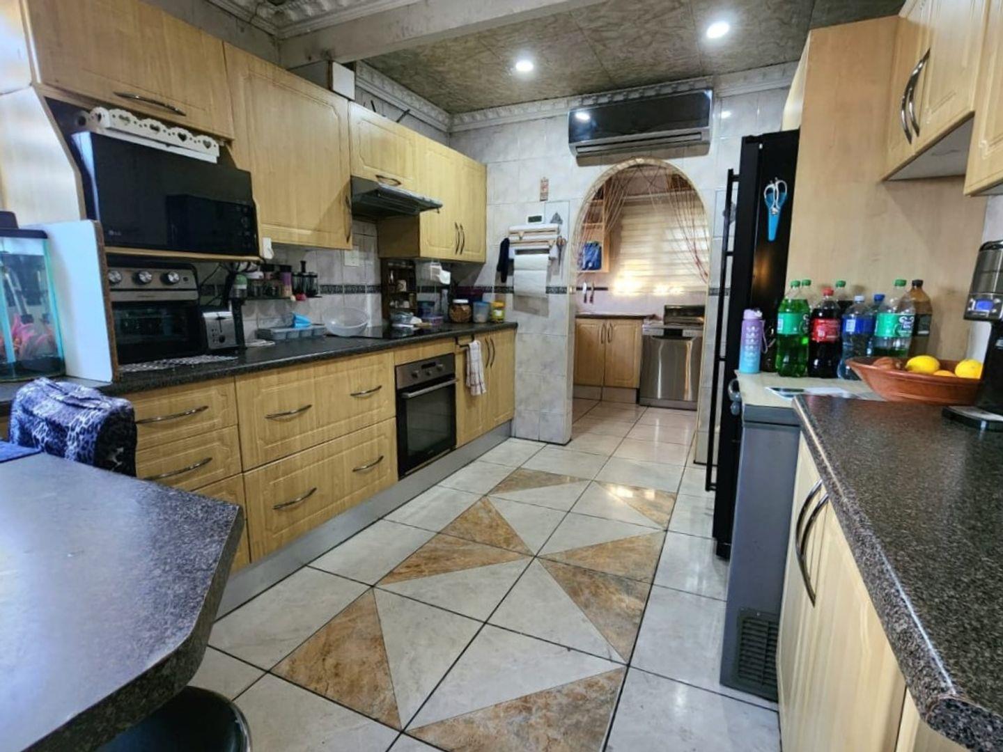 3 Bedroom House for sale in Brackenham 39 Gibbum Grove P24114463702