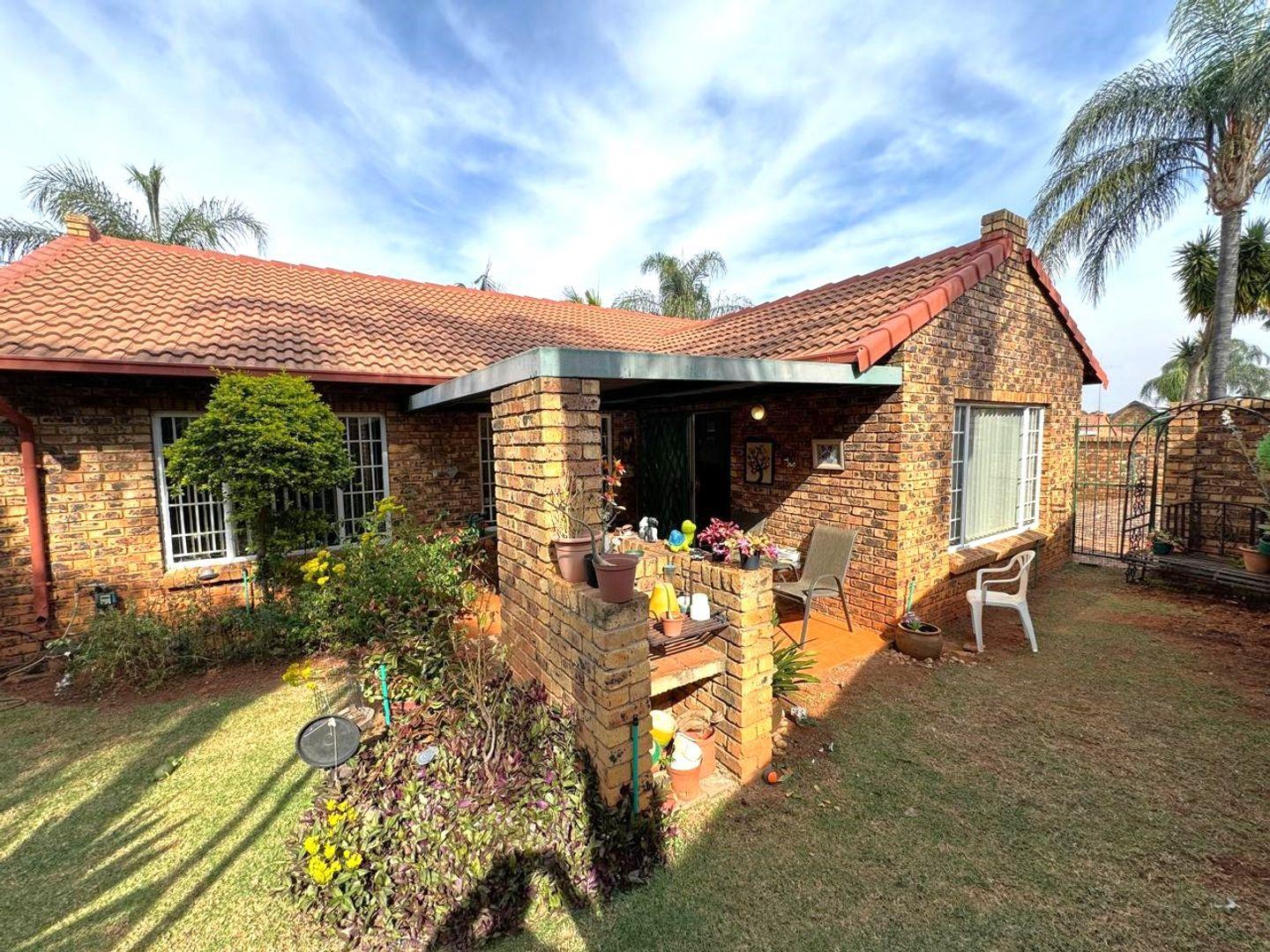 3 Bedroom Townhouse for sale in Faerie Glen P24114463797