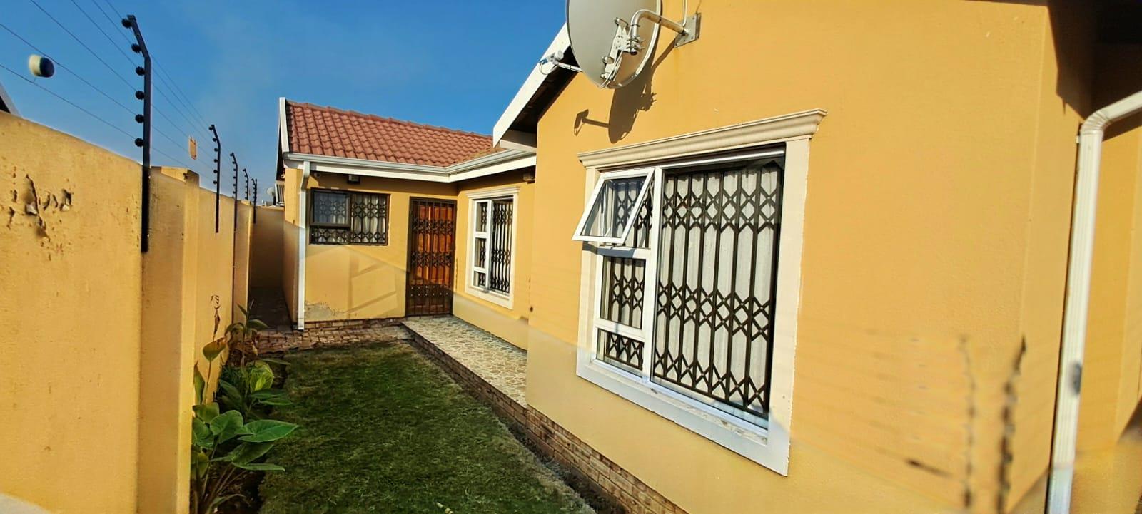 4 Bedroom House for sale in Buhle Park P24114464008