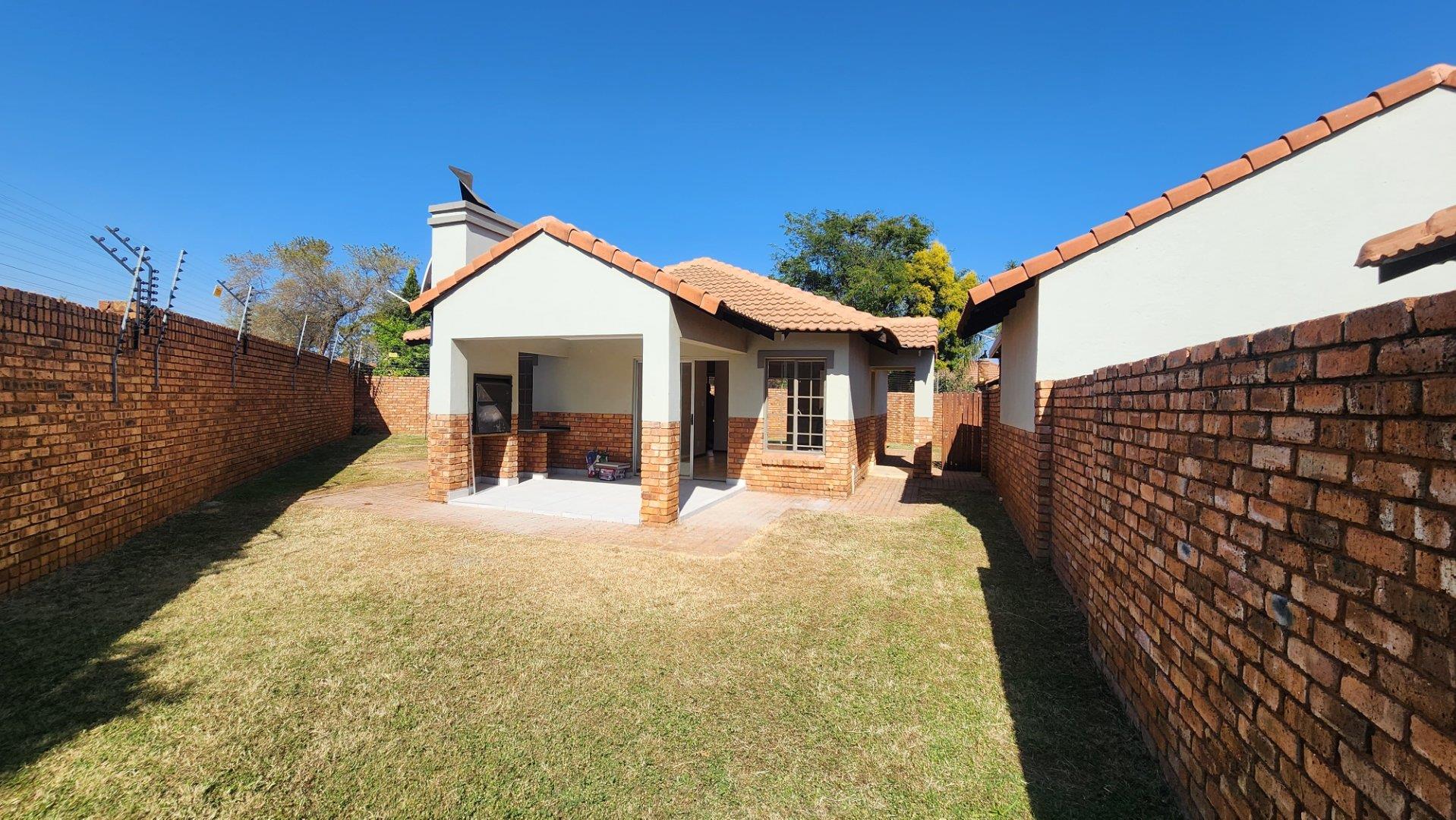 2 Bedroom Townhouse for sale in Montana Tuine Nr 1718 Eremomela