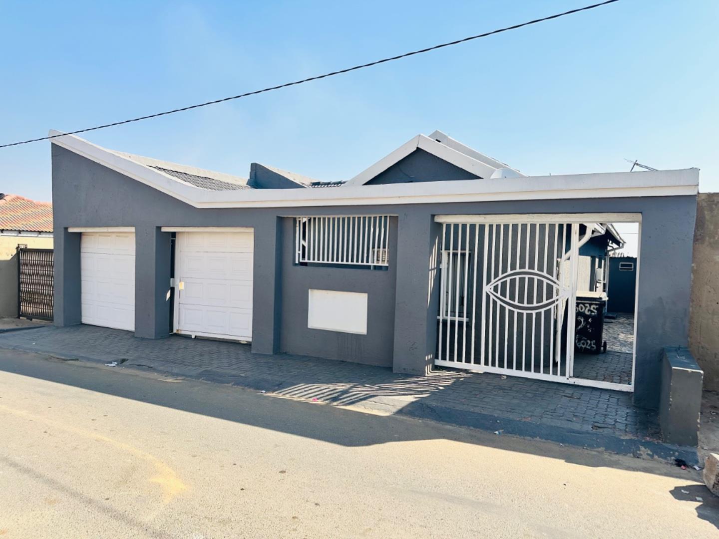 3 Bedroom House for sale in Diepkloof Zone 5 P24114466869