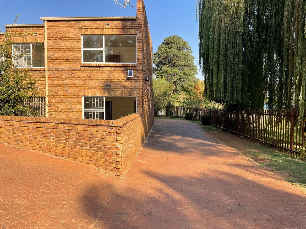 3 Bedroom Townhouse for sale in Meredale P24114467947