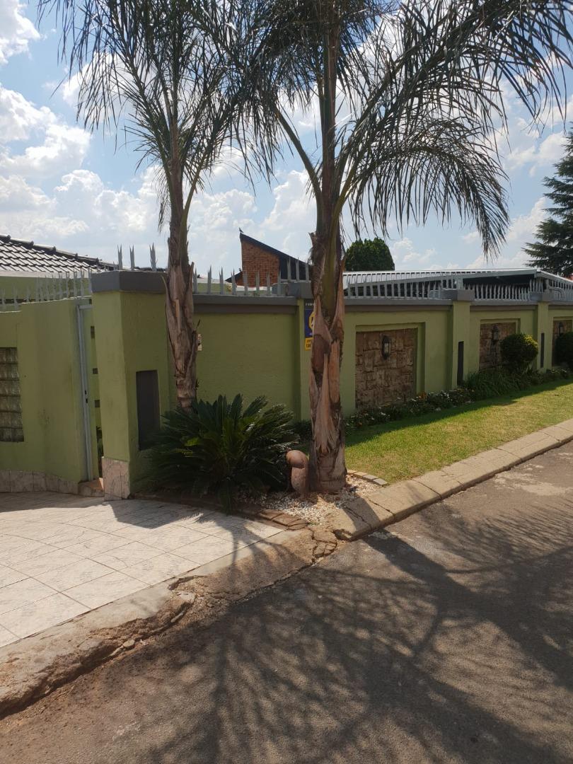 3 Bedroom House for sale in Spruit View P24114468337