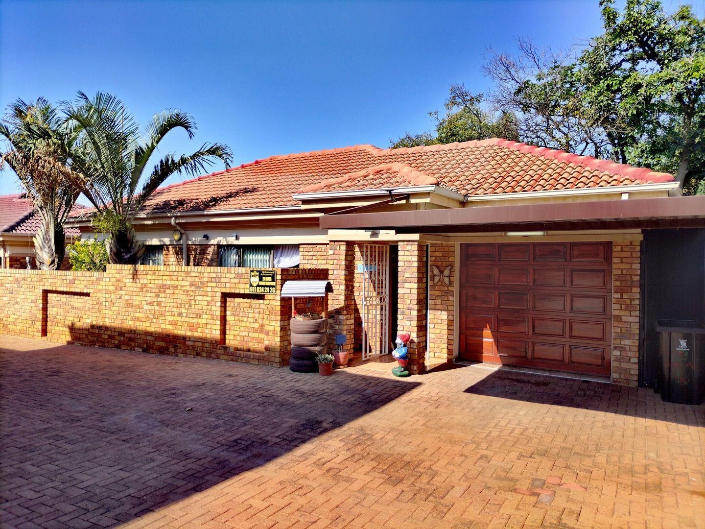 3 Bedroom House for sale in New Redruth P24114468734