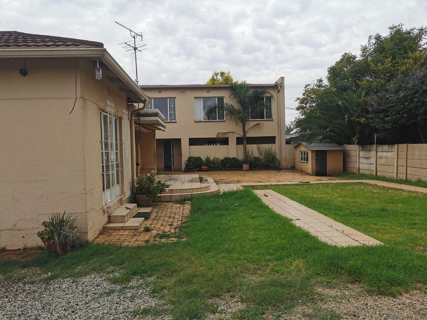 6 Bedroom House for sale in Edenvale Central P24114469095