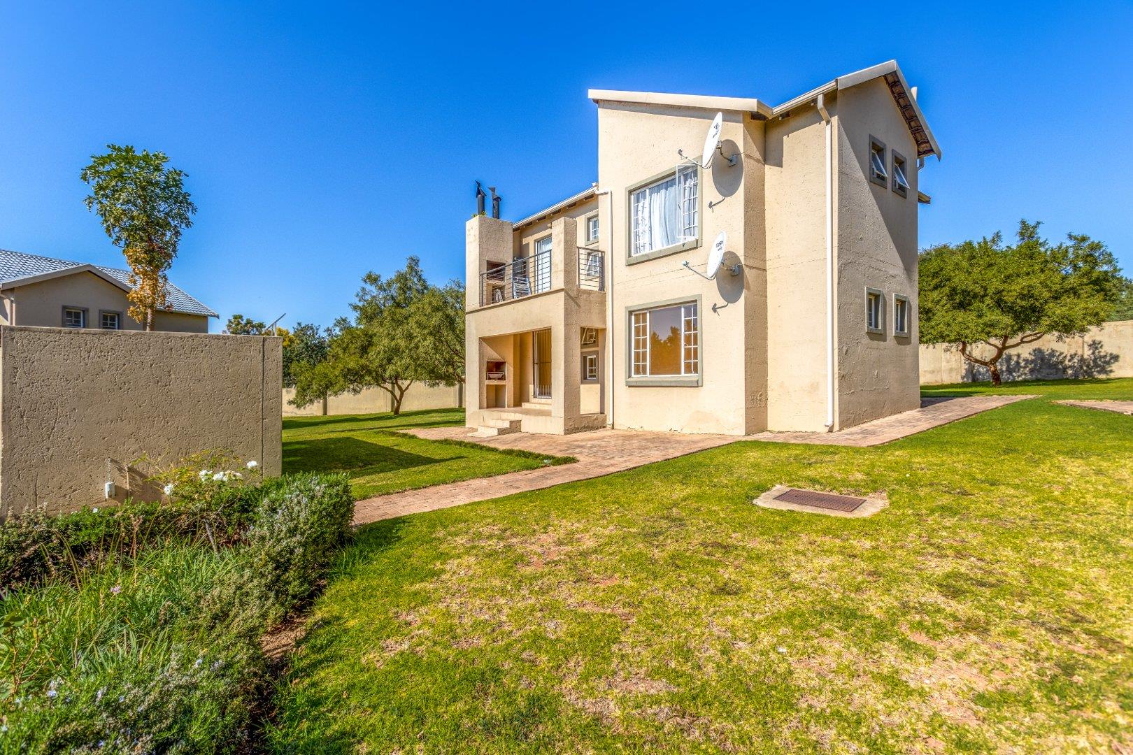 2 Bedroom Townhouse for sale in Northgate P24114469526