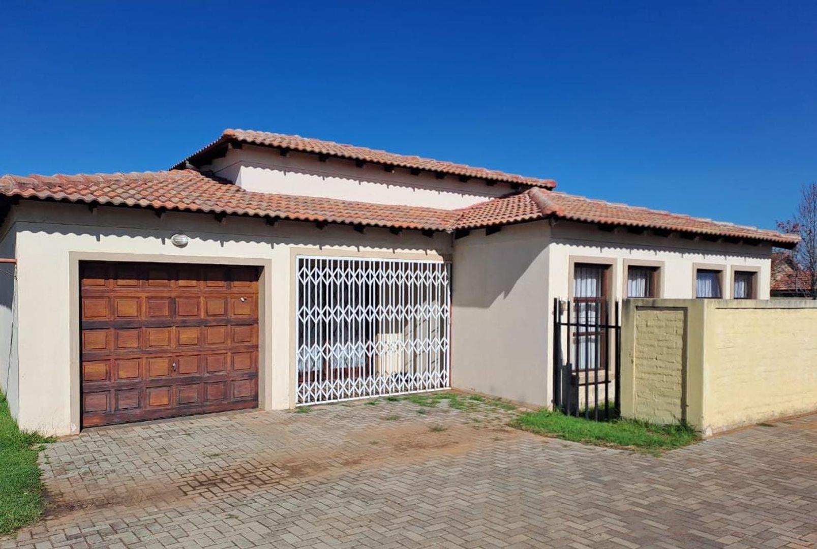 2 Bedroom Townhouse for sale in Bergsig P24113064190