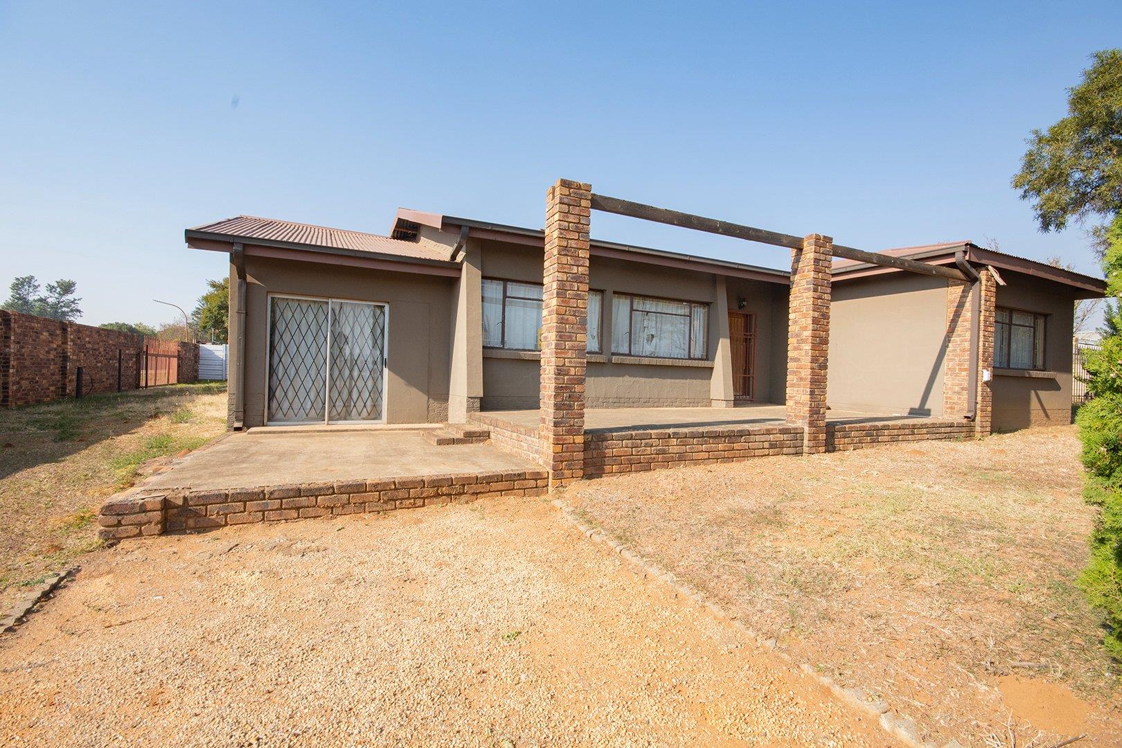 4 Bedroom House for sale in Rensburg P24114471674