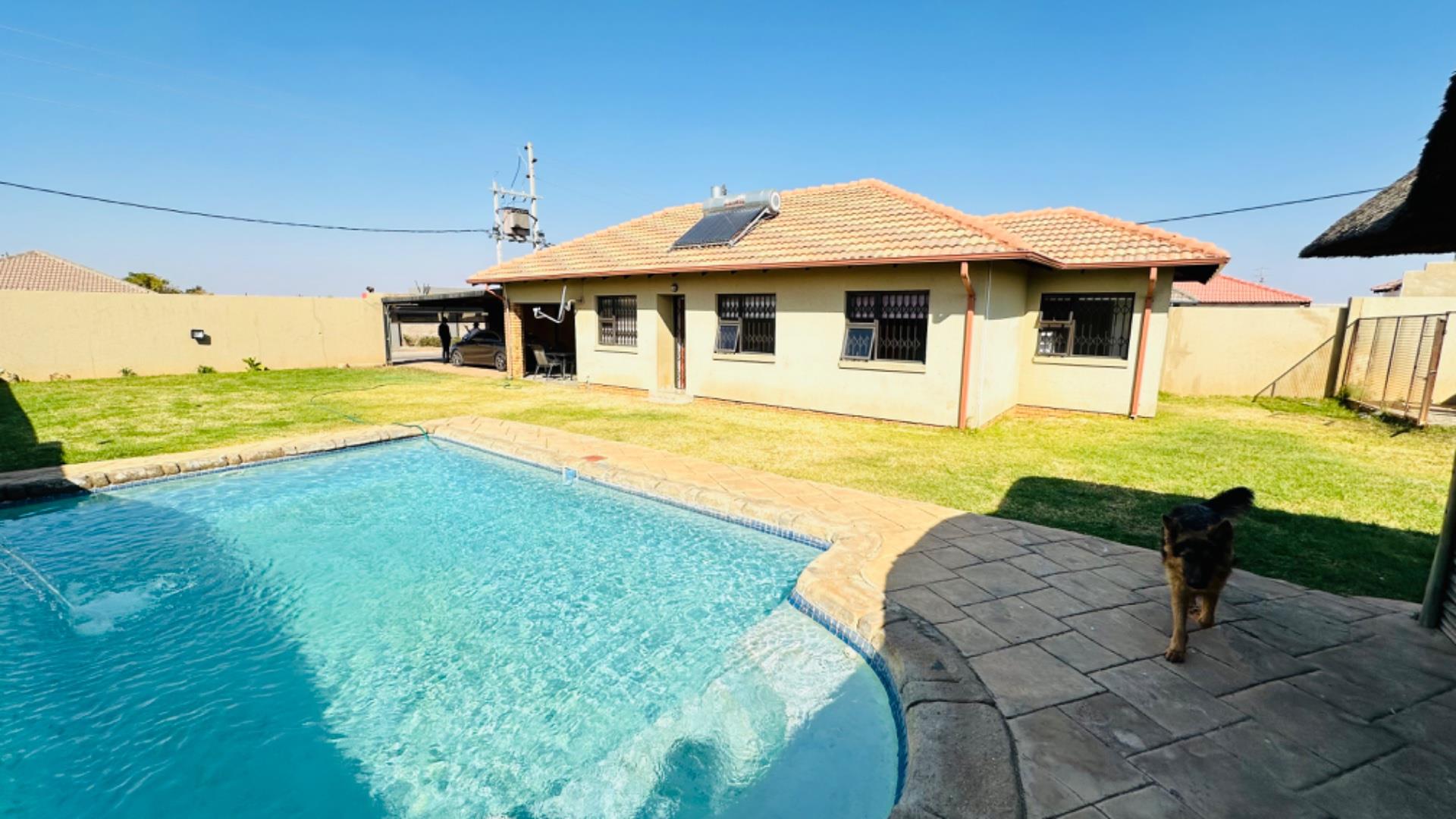 3 Bedroom House for sale in Azaadville Gardens P24114472298