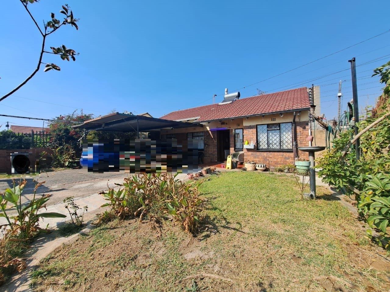 3 Bedroom House for sale in Newclare P24114473098