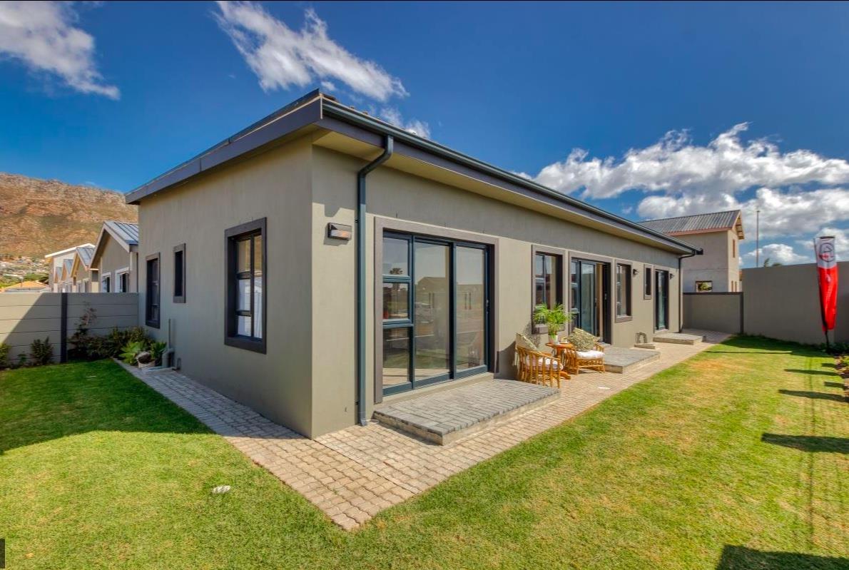 3 Bedroom House for sale in Sea Breeze 20 C/o Cornwall and Dennehof