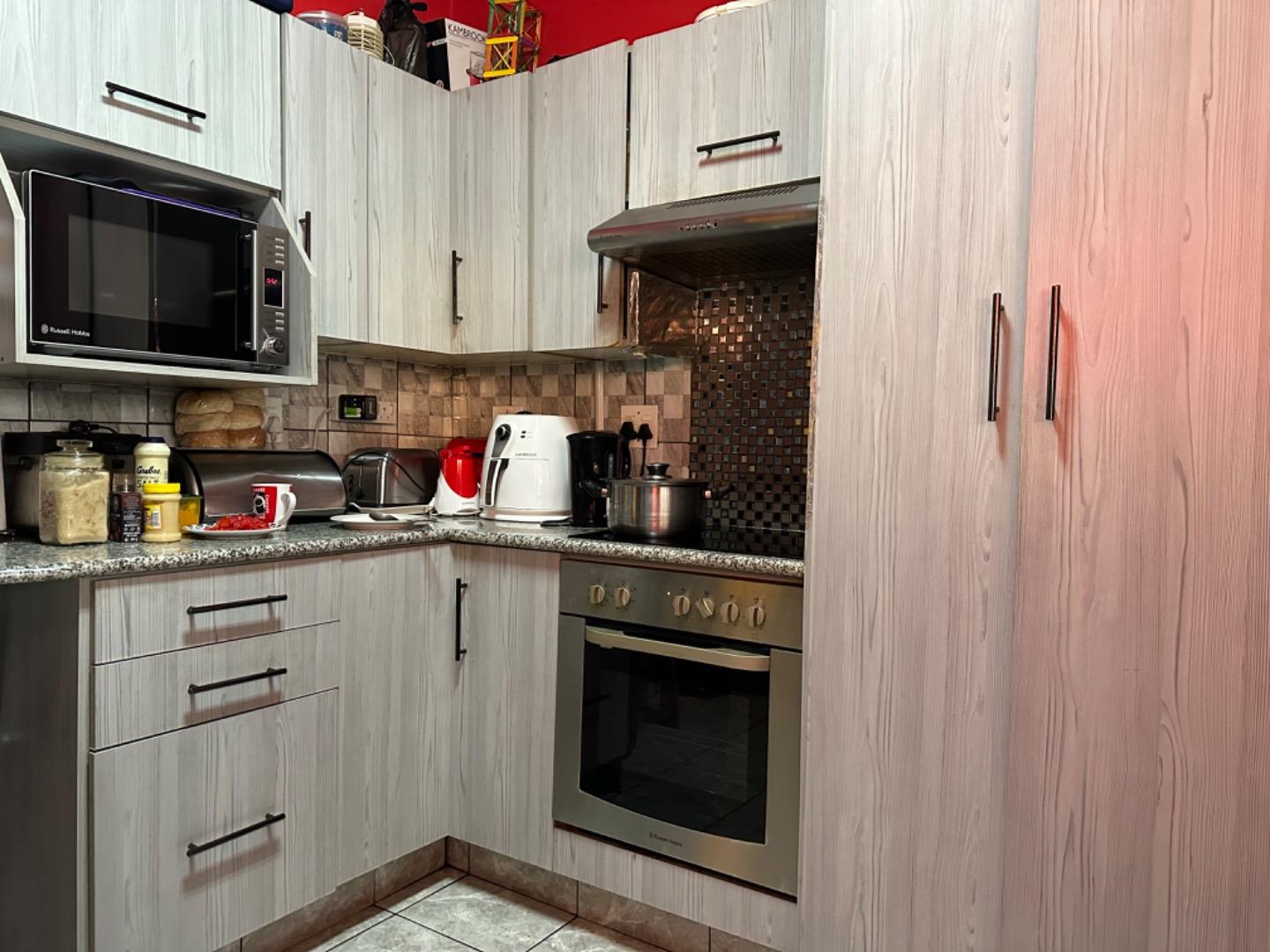 2 Bedroom House for sale in Acaciaville P24114473941