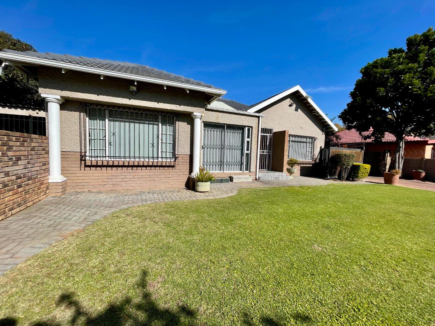 4 Bedroom House for sale in Queenswood P24114476346